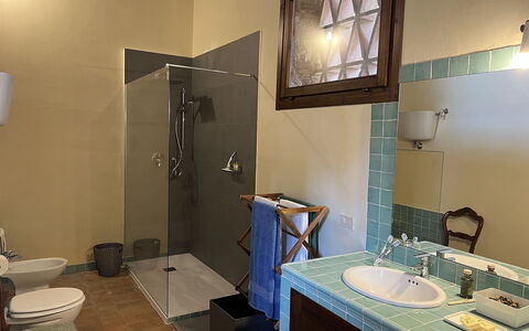 La Corte Di Campalli: Specchio, Proprietà, Lavello, Idraulico Fixture, Rubinetto, Lavandino Del Bagno, Bagno, Interior Design, Illuminazione, Viola