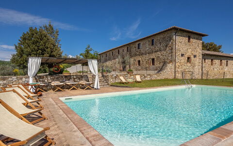 La Corte Di Campalli: Acqua, Cielo, Nube, Pianta, Costruzione, Piscina, Albero, Sedia, Casa, Parete