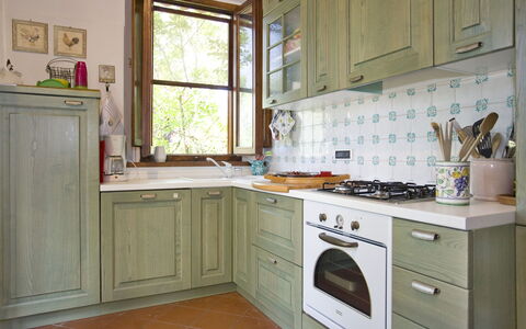 La Fonte: Controsoffitto, Cabinetry, Cucina, Camera, Mobilia, Proprietà, Pavimento, Interior Design, Costruzione, Cucina Stufa