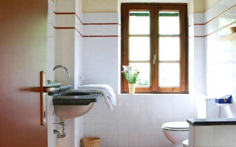 Magrini: Camera, Bagno, Proprietà, Costruzione, Interior Design, Soffitto, Casa, Pavimento, Architettura, Illuminazione Diurna