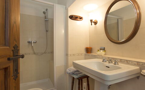 Malmantile: Bagno, Camera, Rubinetto, Proprietà, Lavello, Lavandino Del Bagno, Mobiletto Del Bagno, Bagno Accessorio, Interior Design, Parete