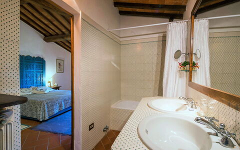 Pozza Di Volpaia: Proprietà, Rubinetto, Idraulico Fixture, Lavello, Costruzione, Legna, Bagno, Lavandino Del Bagno, Interior Design, Architettura
