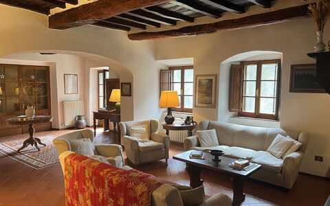 Pozza Di Volpaia: Tavolo, Mobilia, Divano, Proprietà, Finestra, Cornice, Soggiorno, Interior Design, Sedia, Architettura