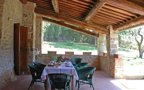 Pozza Di Volpaia: Proprietà, Pianta, Mobilia, Tavolo, Sedia, Albero, Shade, Interior Design, Finestra, Legna