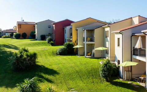 Peschiera del Garda 652: Zona Residenziale, Casa, Insediamento Umano, Prato, Giardino, Estate, Cortile, Sobborgo, Landscaping, Shade
