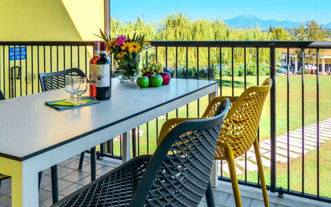 Peschiera del Garda 652: Tavolo, Fiore, Mobilia, Cielo, Pianta, Vaso Di Fiori, Blu, Tavolo Esterno, Sedia, Interior Design
