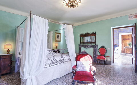 Villa Clara 20: Camera, Proprietà, Camera Da Letto, Rosso, Letto, Verde, Casa, Mobilia, Interior Design, Giallo