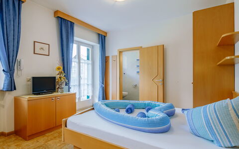 Andriano 602: Interior Design, Pavimentazione, Pavimento, Mobilia, Appartamento, Camera, Camera Da Letto, Soffitto, Letto, Tenda