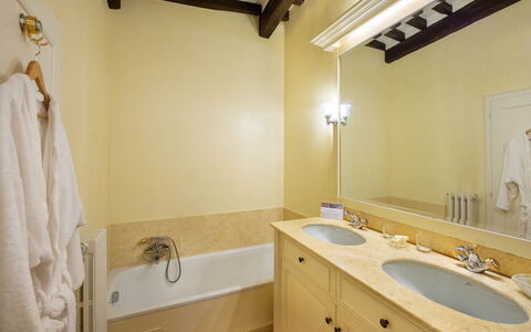 Villa Igea 13: Specchio, Idraulico Fixture, Proprietà, Lavello, Mobiletto Del Bagno, Rubinetto, Bagno, Lavandino Del Bagno, Interior Design, Legna