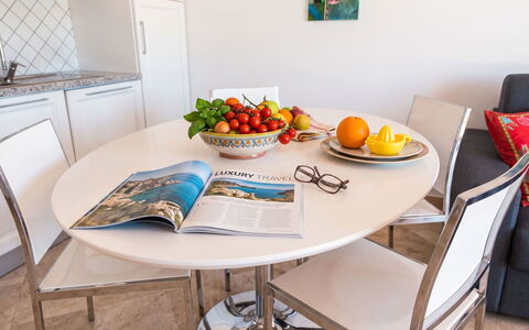 Porto Pozzo 618: Mobilia, Tavolo, Interior Design, Pavimentazione, Sala Da Pranzo, Cucina & Sala Da Pranzo Tavolo, Sedia, Pavimento, Camera, Tavolino Da Caffè
