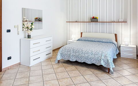 Collina San Ponzio: Mobilia, Letto, Camera Da Letto, Pavimentazione, Interior Design, Pavimento, Lenzuolo, Legna, Bedding, Tessile