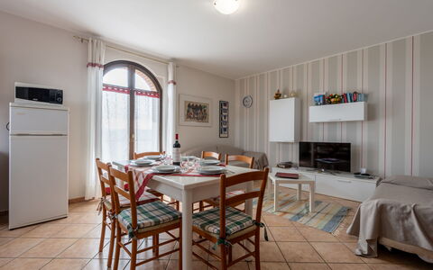 Collina San Ponzio: Tavolo, Mobilia, Proprietà, Sedia, Legna, Interior Design, Finestra, Pavimentazione, Pavimento, Cucina & Sala Da Pranzo Tavolo