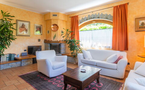 Fulvia (Cco125): Mobilia, Pianta, Divano, Proprietà, Tavolo, Pianta Della Casa, Cornice, Interior Design, Architettura, Soggiorno