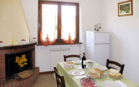 Emilia: Mobilia, Interior Design, Legna, Camera, Pavimentazione, Pavimento, Illuminazione, Tavolo, Soffitto, Casa