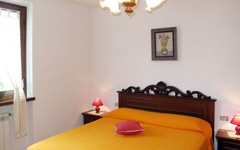 Emilia: Letto, Mobilia, Camera Da Letto, Interior Design, Parete, Lenzuolo, Bedding, Legna, Pavimento, Camera
