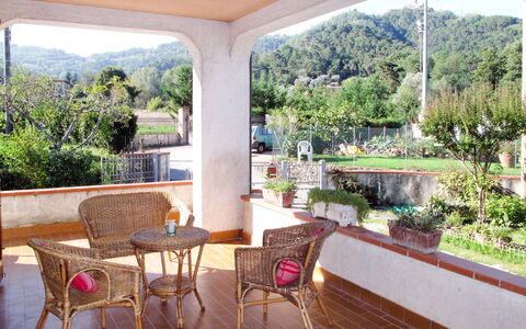 Emilia: Mobilia, Tavolo, Sedia, Vaso Di Fiori, Tavolo Esterno, Cucina & Sala Da Pranzo Tavolo, Pianta Della Casa, Mobili Da Esterno, Hacienda, Portico