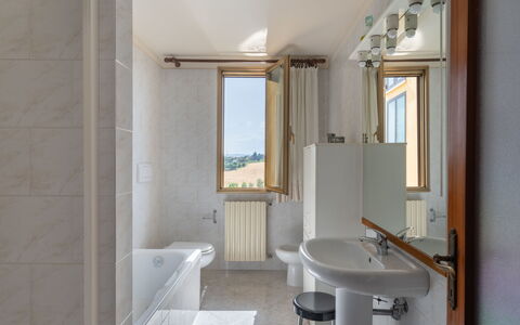 San Piero: Idraulico Fixture, Rubinetto, Lavello, Proprietà, Vasca Da Bagno, Costruzione, Bagno, Finestra, Interior Design