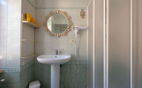Cossombrato 607: Lavandino Del Bagno, Parete, Bagno, Idraulico Fixture, Interior Design, Pavimentazione, Pavimento, Lavello, Idraulico, Rubinetto