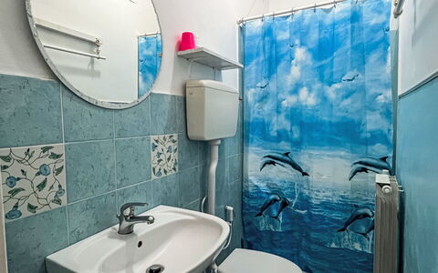 San Lorenzo al Mare 625: Blu, Interior Design, Pavimento, Pavimentazione, Idraulico Fixture, Camera, Idraulico, Bagno, Hotel, Rubinetto