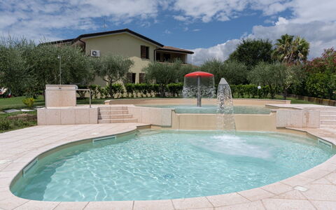 Moniga del Garda 653: Acqua, Nube, Cielo, Proprietà, Piscina, Azzurro, Tempo Libero, Materiale Composito, Albero, Zona Residenziale