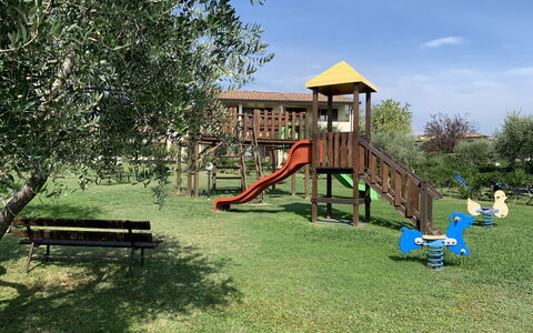 Moniga del Garda 653: Cielo, Pianta, Shade, Nube, Albero, Panchina, Lotto, Terreno Di Gioco, Scivolo, Costruzione