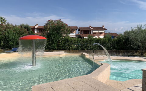 Moniga del Garda 653: Acqua, Cielo, Nube, Risorse Idriche, Proprietà, Pianta, Piscina, Azzurro, Costruzione, Albero