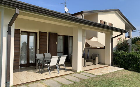 Moniga del Garda 653: Cielo, Proprietà, Pianta, Finestra, Costruzione, Shade, Casa, Lotto, Porta, Villetta
