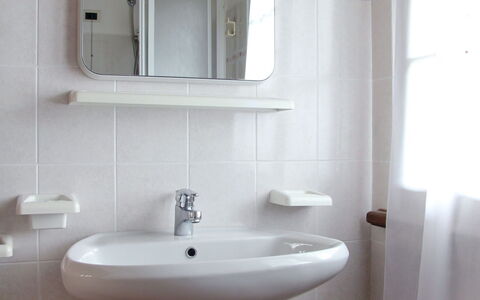 Tremosine 651: Bagno, Proprietà, Camera, Rubinetto, Gabinetto, Idraulico Fixture, Lavello, Lavandino Del Bagno, Piastrella, Interior Design