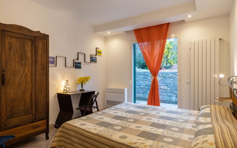 Innovativa: Mobilia, Proprietà, Cabinetry, Comfort, Azzurro, Legna, Costruzione, Interior Design, Finestra, Cornice