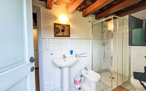 Casa Lienartova: Parete, Pavimentazione, Pavimento, Soffitto, Idraulico Fixture, Porta, Camera, Idraulico, Bagno, Rubinetto