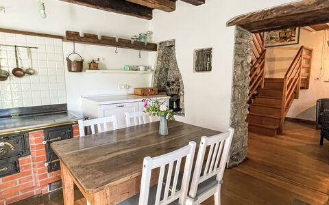 Casa Lienartova: Mobilia, Pavimentazione, Parete, Interior Design, Legna, Pavimento, Soffitto, Sedia, Cucina, Cucina & Sala Da Pranzo Tavolo