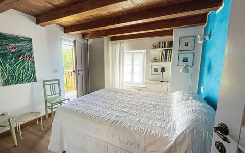 Casa Lienartova: Mobilia, Letto, Interior Design, Camera Da Letto, Pavimento, Parete, Bedding, Pavimentazione, Lenzuolo, Camera