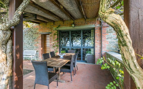 Belvedere: Tavolo, Mobilia, Proprietà, Finestra, Sedia, Pianta, Legna, Costruzione, Illuminazione, Interior Design