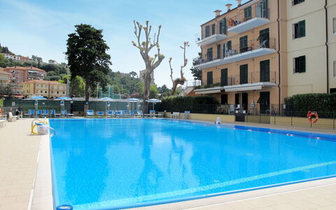 Cala Azzurra (Imp312): Acqua, Cielo, Costruzione, Proprietà, Finestra, Piscina, Azzurro, Pianta, Albero, Casa