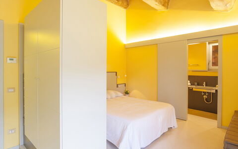 Villa San Lorenzo: Camera, Letto, Proprietà, Giallo, Mobilia, Camera Da Letto, Interior Design, Soffitto, Costruzione, Parete
