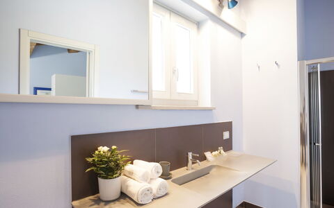 Villa San Lorenzo: Proprietà, Camera, Interior Design, Costruzione, Casa, Bagno, Mobilia, Soffitto, Immobiliare, Lavello