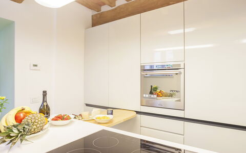 Villa San Lorenzo: Camera, Proprietà, Interior Design, Controsoffitto, Soffitto, Cucina, Mobilia, Casa, Costruzione, Giallo