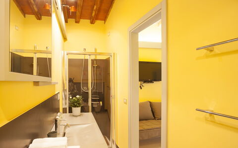 Villa San Lorenzo: Giallo, Camera, Proprietà, Interior Design, Costruzione, Casa, Architettura, Soffitto, Illuminazione, Immobiliare