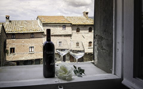 Casa Caterina: Bottiglia, Finestra, Bottiglia Di Vetro, Bottiglia Di Vino, Parete, Cittadina, Architettura, Casa, Costruzione, Vino