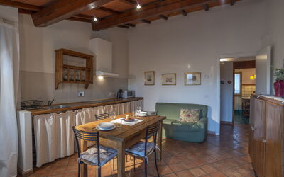 Mattacchione: Tavolo, Cornice, Mobilia, Legna, Interior Design, Divano, Pianta Della Casa, Soggiorno, Pavimento, Parete
