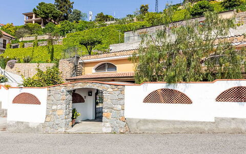 Villa Lamarmora: Architettura, Casa, Casa, Hacienda, Balcone, Estate, Villa, Driveway