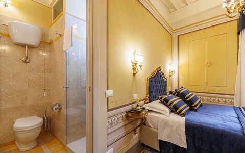 Appartamento Zefferini: Idraulico Fixture, Costruzione, Specchio, Comfort, Illuminazione, Bagno, Legna, Interior Design, Pavimento, Pavimentazione