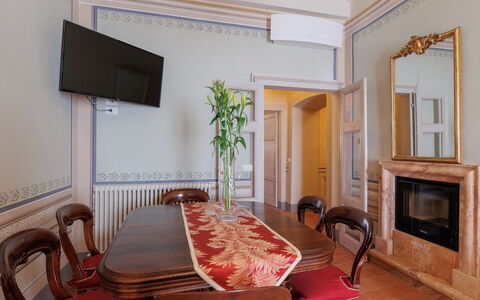 Appartamento Zefferini: Specchio, Mobilia, Proprietà, Costruzione, Sedia, Legna, Interior Design, Pavimentazione, Pavimento, Televisione