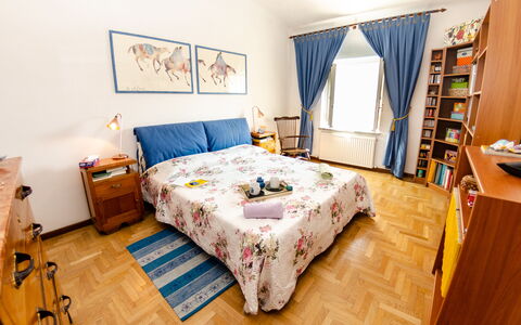 Sinidio: Camera Da Letto, Letto, Camera, Mobilia, Proprietà, Lenzuolo, Telaio Del Letto, Interior Design, Bedding, Pavimento