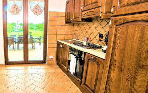 I Gigli di Montefiascone: Cucina, Pavimentazione, Legna, Interior Design, Pavimento, Controsoffitto, Mobilia, Apparecchio Major, Cabinetry, Elettrodomestico Da Cucina