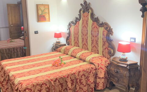 I Gigli di Montefiascone: Camera Da Letto, Mobilia, Interior Design, Lenzuolo, Letto, Bedding, Tessile, Biancheria, Camera, Pavimentazione