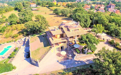 I Gigli di Montefiascone: Zona Residenziale, Estate, Visione Globale, Hacienda, Eco Hotel, Ricorrere, Piscina, Villa, Dimora, Landscaping
