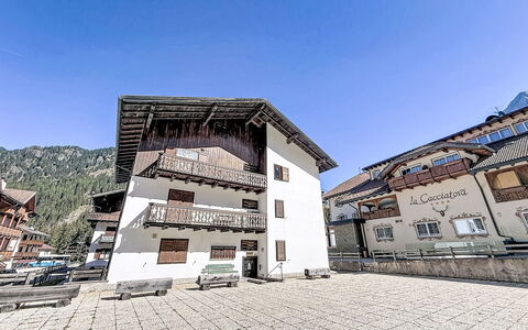 Canazei 510: Cittadina, Urban Design, Pendenza, Balcone, Driveway, Parcheggio, Paesino Di Montagna