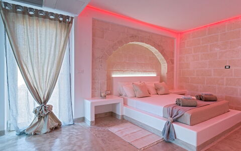 Villa Niraclo': Letto, Mobilia, Camera, Camera Da Letto, Rosa, Interior Design, Proprietà, Parete, Letto A Baldacchino, Lenzuolo