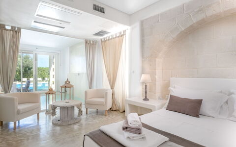 Villa Niraclo': Mobilia, Proprietà, Comfort, Tavolo, Costruzione, Interior Design, Tessile, Legna, Pianta, Tenda